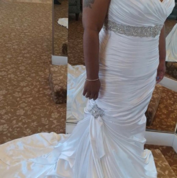 Wedding gown - Picture 4 of 4